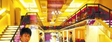 女子主题餐厅开业 服务员为清一色俊男