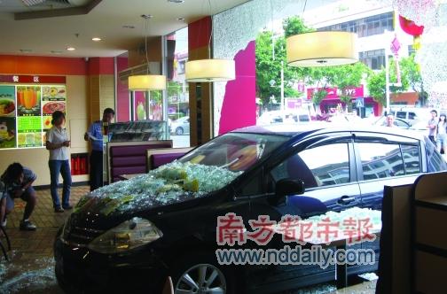 油门当刹车 轿车进餐厅