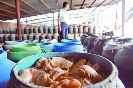 郑州查获2万斤工业盐腌蘑菇 大量流入酒店(图)