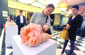 高仿真“猪肉”餐厅展出 每天上千市民看稀奇