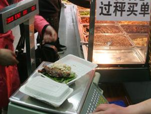 盒饭论斤买 荤素搭配1.2元/两