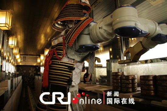 新华网曼谷5月27日电（记者林宁）泰国首都曼谷市郊有一家餐厅备受欢迎，它的特别之处是使用两个机器人端盘上菜。