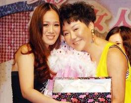 蓝心湄经营的餐厅不受塑化剂风波影响