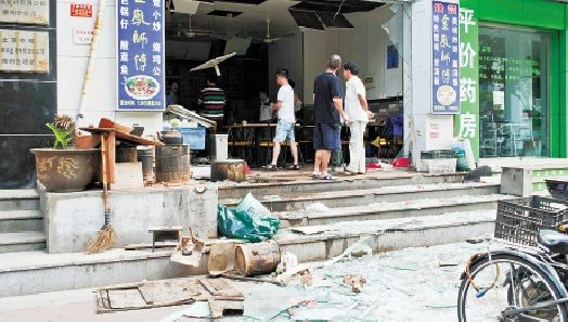 餐厅爆炸店门飞出 灶台上一锅鸡安然无恙