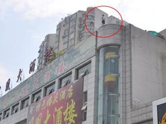 宜宾一服务员欲跳楼证清白