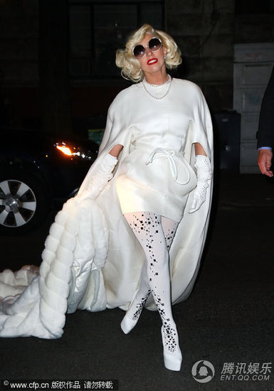 Gaga长袍配裤袜扮金发女巫 助阵父亲新餐厅开业