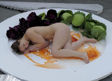 女子裸体扮成盘中餐呼吁保护动物