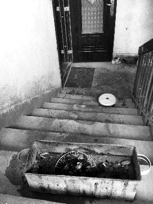 惹祸的烧烤炉被民警掂到了楼梯上