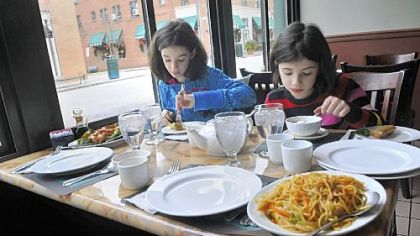 圣诞节在中餐厅与父母吃午饭的美国女孩。美国侨报网援引Post-Gazette