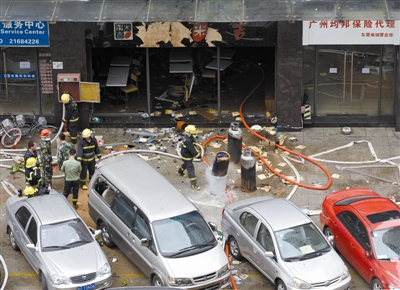 4月25日上午，南城好米吉快餐厅发生煤气爆炸，消防人员正在对爆炸的煤气罐进行降温处理 本版图片均由东莞时报见习记者 谢匡时 摄