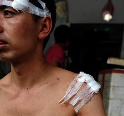 七八个小伙拿着刀冲进餐馆打劫