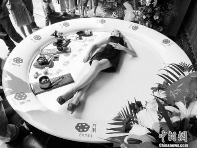 餐馆开业 请来模特当“盘中餐”