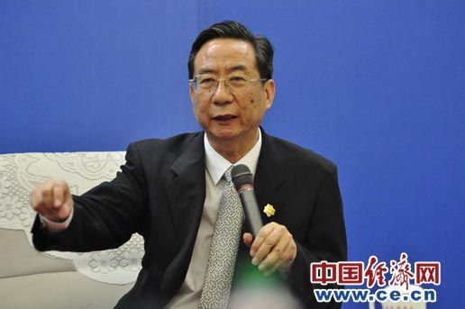 6月11日至17日被确定为今年的全国食品安全宣传周。宣传周主题为“共建诚信家园 同铸食品安全”。全国食品安全宣传周启动仪式由国务院食品安全委员会办公室、工业和信息化部、农业部、商务部、卫生部、国家工商总局、国家质检总局、国家粮食局、国家食品药品监管局、中国科协共同主办,经济日报社、中粮集团承办,中国经济网执行承办。图为中国烹饪协会秘书长冯恩援