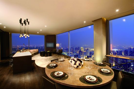 由瑞安建业与四季酒店集团联手打造的上海首个顶级酒店品牌寓所“四季汇”日前正式亮相小陆家嘴。未来，入住四季酒店的短暂体验可延长为终身的生活方式。