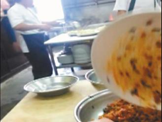 台东太麻里白沙湾餐厅员工将客人吃剩的菜脯厨余集中回收。 图片来源：台湾《联合报》