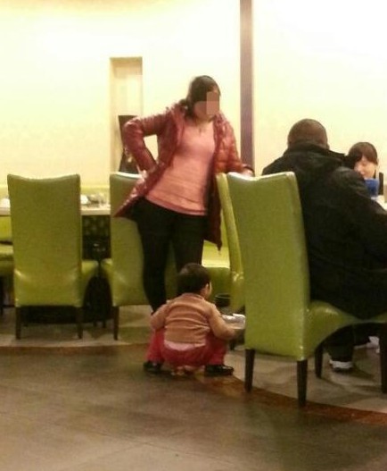 餐廳內2歲女孩隨地方便母親叉腰圍觀（圖）