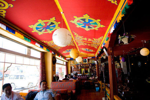 坐在藏式风格的餐厅里用餐是一种享受，仿佛是在感受西藏民间的艺术。(来源：360.cn)
