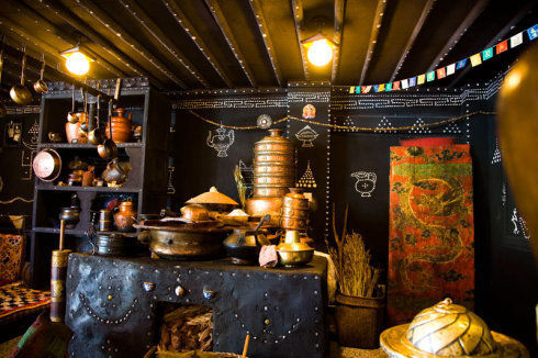 这是西藏牧民家里常用的一种灶，燃料当然就是牛粪。(来源：360.cn)