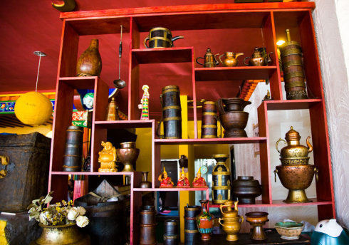 餐厅内摆满了各种各样的藏族人家里的日常用具(来源：360.cn)