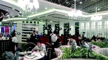 开业当天吸引许多顾客前来就餐。本报通讯员　鲍洪涛　摄