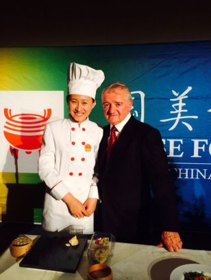 莜面妹与联合国工作人员交流互动