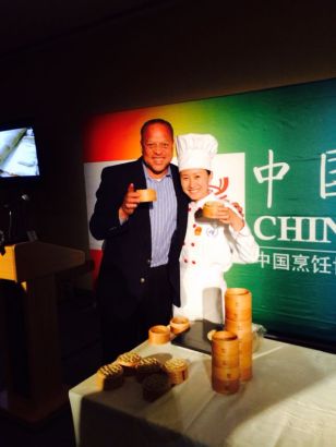 莜面妹与联合国工作人员交流互动