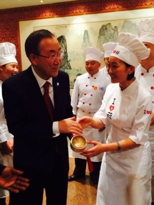 中国美食走进联合国，潘基文接见莜面妹