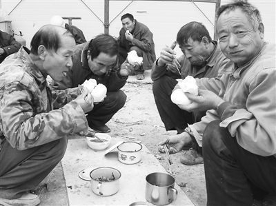 对于这样简陋的饮食，中老年一代农民工表现出乐天知足的样子。