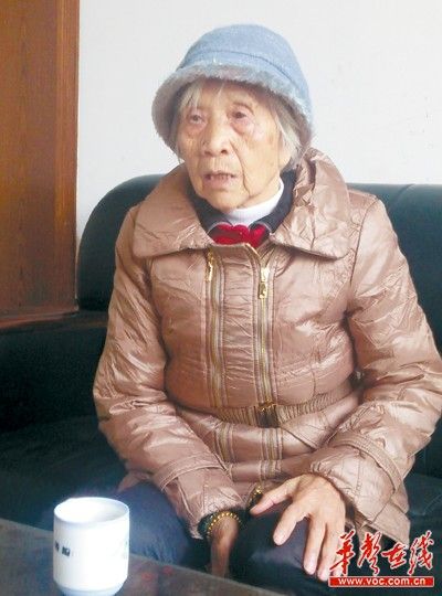 84岁高龄的汤瑞仁对毛主席满怀深情。曹辉 摄