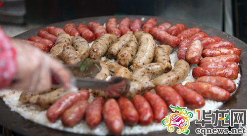 台湾特色美食大肠包小肠颇受重庆市民青睐。