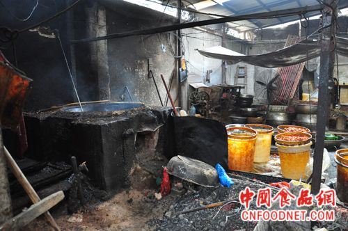 郑州警方查处一黑作坊 每天加工死猪死鸡300斤图