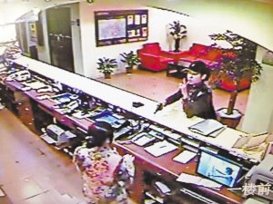 19岁小伙持玩具枪连抢5次酒店 抢到钱和女友玩