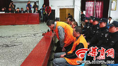 　最后陈述时间，刘彦成向爆炸中的遇难者及亲属鞠躬谢罪 本版图片由本报记者张杰摄