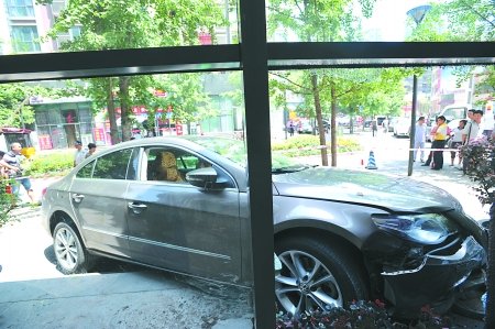 女子驾车失控冲出车库闸道 撞伤孕妇撞坏餐馆