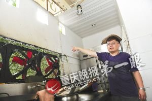 盗贼进餐馆行窃 先进厨房猛吃炸辣椒块