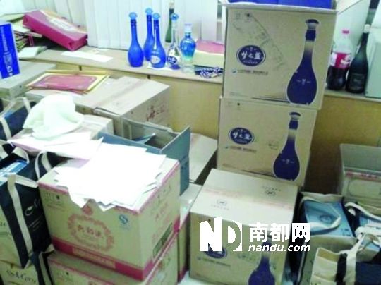 江苏靖江市工商局餐厅仓库里被爆堆满了高档酒。
