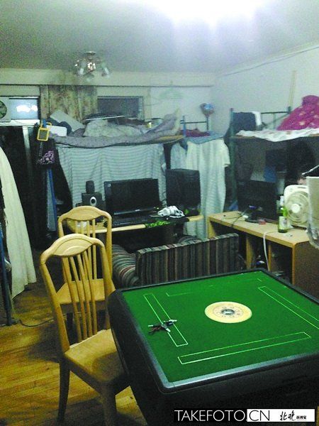 在东城区东花市北里西区20号楼的一套两居室里，卧室和客厅摆满了上下铺，住进了将近三十人。