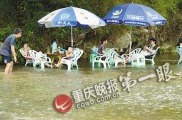 一把雨伞，一片溪水，一个周末，惬意。