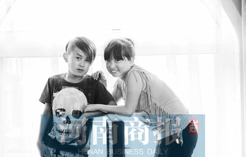 袖珍人餐厅店员均高1.3米 小美女小帅哥扎堆