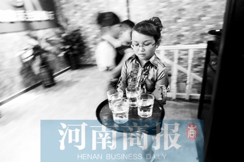 郑州袖珍人餐厅店员均高1.3米 全是小美女小帅哥