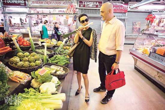 刘嘉玲与名厨在西班牙逛肉菜市场选购食材。