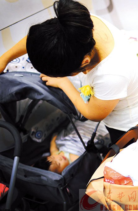 大冶未婚妈妈携女婴在北京流浪 在肯德基餐厅住了2个月