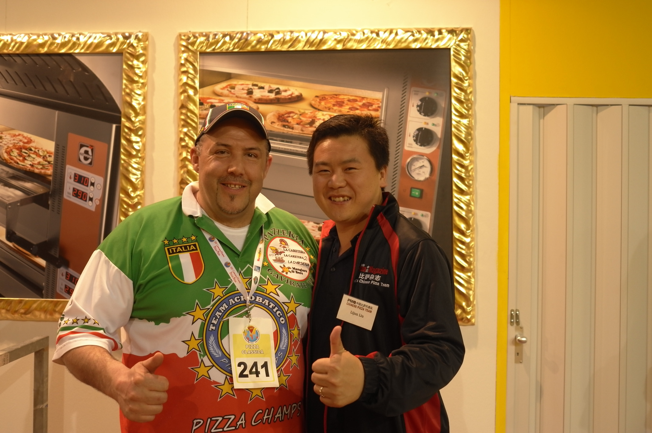 比萨陈和第22届比萨世界锦标赛的冠军合影