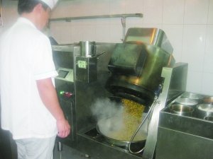机器人大厨掌勺北京交大食堂 可制作99道菜(图)