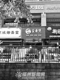 饮食店开业请人敲鼓城管称是占道与店员发生冲突