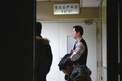 伤者家属在病房外守候。京华时报记者谭青摄