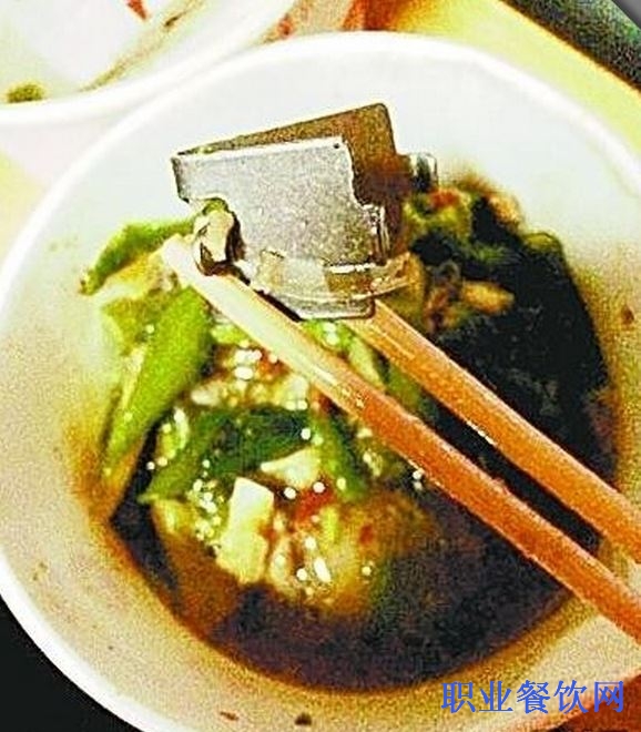 高校食堂饭菜现铁锁 网友：高校补铁哪家强？