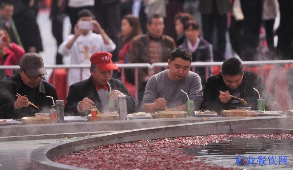 重庆现火锅图腾柱 万人同食“天下第一大火锅”