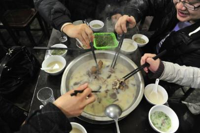 成都羊肉汤未检出增白剂 但有餐馆加了羊肉香精