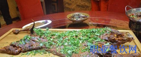 吃烤全羊感受“穿越” 合肥一餐厅受热捧